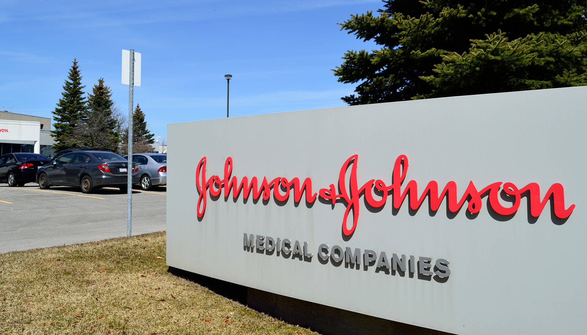 «Джонсон энд Джонсон» (Johnson & Johnson).